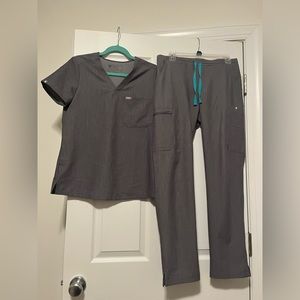 Gray Figs Scrub Set excellent condition!
